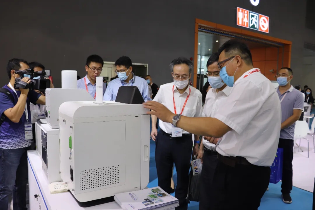 广东省科技厅龚建文巡视员及中国广州分析测试中心测试研究所陈江韩所长一行莅临永利集团3044noc登录入口展位参观指导